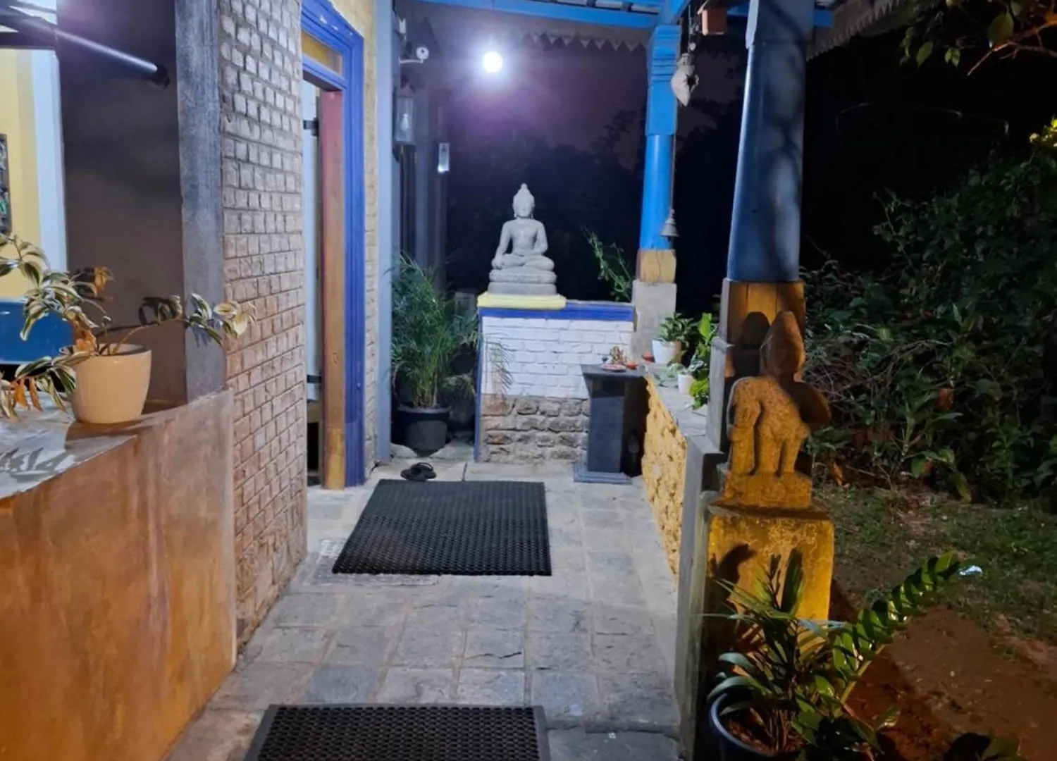 Blue Pillars Канди Отель